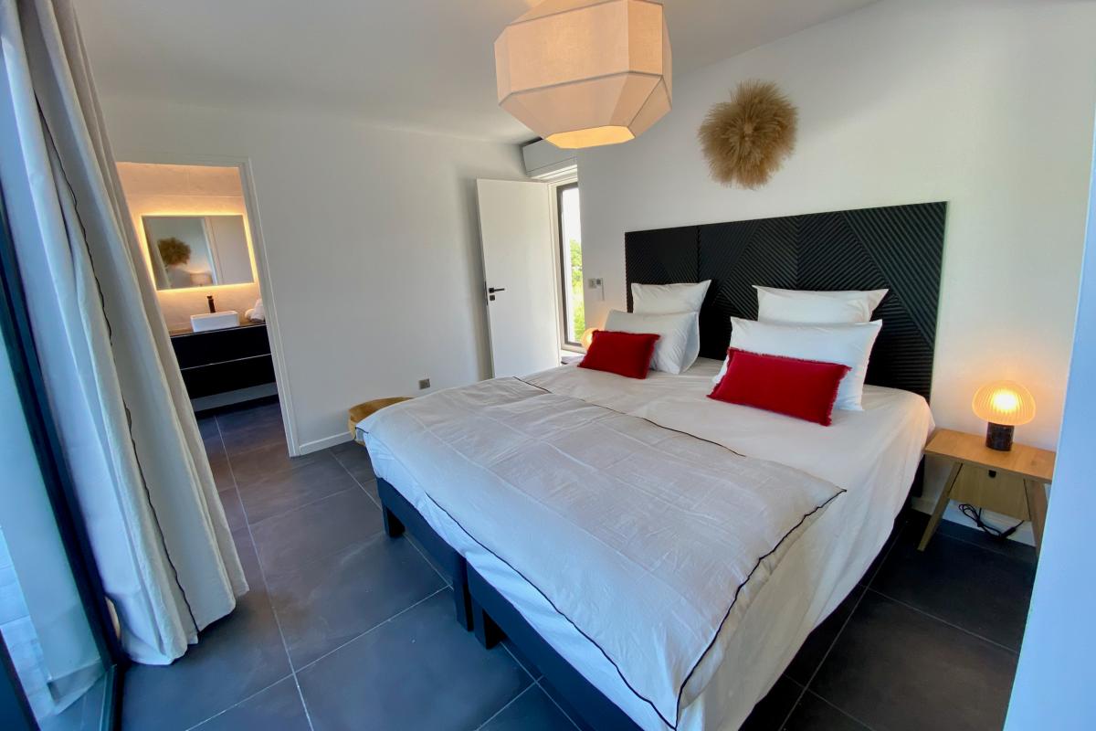 12 Location villa martinique_ Chambre-1-rdc lit
